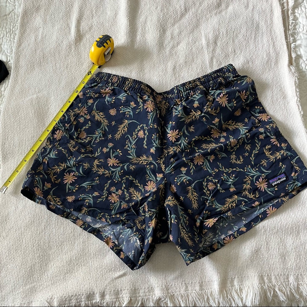 Patagonia 5” baggies, size Small